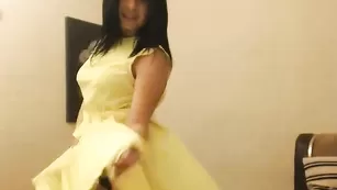 Эпичная брюнеточка LuckySharm задирает платье