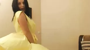 Эпичная брюнеточка LuckySharm задирает платье