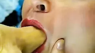 Обворожительная курва Jessica глубоко дрочит анус рукой