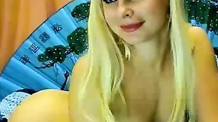Обворожительная курва Jessica глубоко дрочит анус рукой