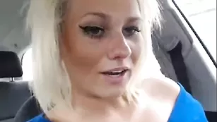 jesydiamond массирует клитор в салоне авто