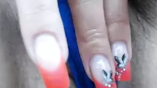 jesydiamond массирует клитор в салоне авто