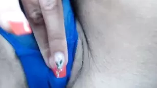 jesydiamond массирует клитор в салоне авто