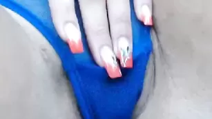 jesydiamond массирует клитор в салоне авто