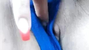 jesydiamond массирует клитор в салоне авто