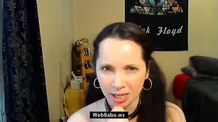 Дрянная сука с ошейником жестко дрочит пизду