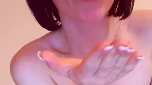 Несносная кобыла yoola трахает киску фаллосом