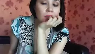 Взрослая женщина krasivaya555 устраивает порцию ласок