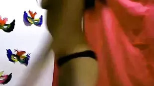 Импозантная дама aminasky танцует около шеста