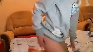 Роскошная куколка Adelina18 трахает бритые дырочки