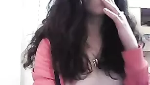 Ненасытная красавица edinstvena трахает обе дырки