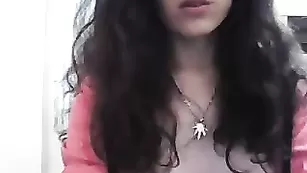 Ненасытная красавица edinstvena трахает обе дырки