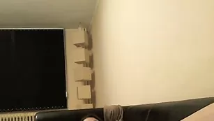 Аппетитная цыпочка Amelia Diana раздевается и мастурбирует