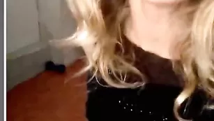 Великолепная стерва wowerikawow облизывает самотык