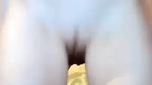 Стерва с бритой пилоткой Ddiano4ka показывает прелести