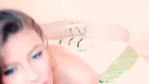 Строптивая курва Ditra Topless позирует в одних трусиках