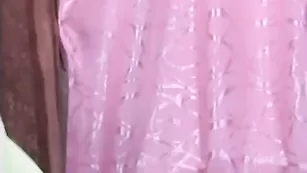 Темноволосая красотка rozalia страстно дрочит пизду