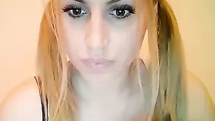 Шальная цыпочка krina22 вертит огромной задницей