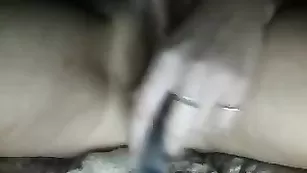 Sexyloveboy поставила камеру под стол и трахнула себя самотыком