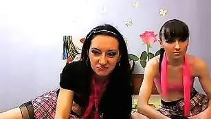 Замечательная бабенка AlenaLove дрочит анус подруге