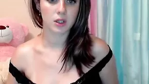 Крашенная сука Cassiopeia демонстрирует черные трусики