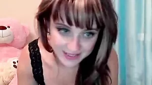 Крашенная сука Cassiopeia демонстрирует черные трусики