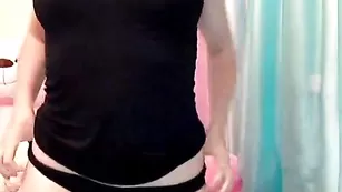 Крашенная сука Cassiopeia демонстрирует черные трусики