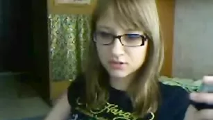 Очкастая пассия wbcmgrls ласкает красивые сиськи