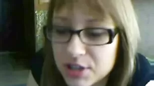 Очкастая пассия wbcmgrls ласкает красивые сиськи