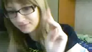 Очкастая пассия wbcmgrls ласкает красивые сиськи