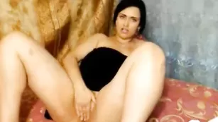 Знойная женщина MirriamLove трахает сочную пизду