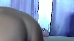 Изумительная самка MalenaXXX мастурбирует бритую киску