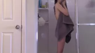 После душа телка Jennadeepthroat забавляется мастурбацией