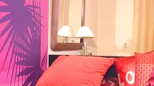 Горячая штучка Arhida ласкает бритые дырочки