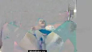 Обворожительная барышня strawberryx трахает себя в пизду