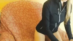 Милая блонда millamurrr обнажает свое тело