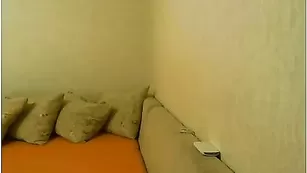 Жаркая малышка Hottkitty трахает пизду страпоном