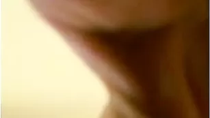 Жаркая малышка Hottkitty трахает пизду страпоном