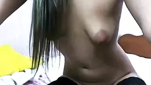 Жаркая барышня VipLady трахает очко рукой