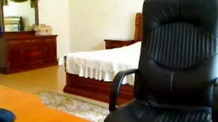 Черноволосая чикса chocolate трахает сочную попу