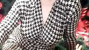 Сисястая телочка Angelsexi демонстрирует свои прелести