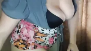 Импозантная цыпочка BLONDi1 ласкает крупные формы