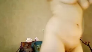 Замечательная дама VictoryAmour трахается с огурцом