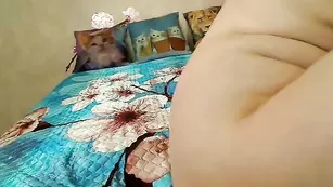 Замечательная дама VictoryAmour трахается с огурцом