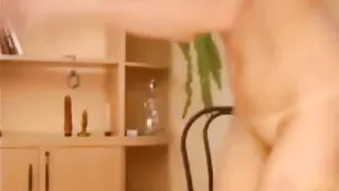 Русская барышня LexusGS позирует голенькая