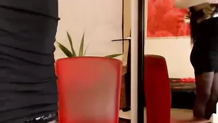 Изысканная чертовка Aspasia ласкает пилотку и сосет дилдо