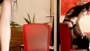 Изысканная чертовка Aspasia ласкает пилотку и сосет дилдо