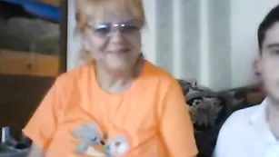 Опытная старуха PartyWoman показывает сиси