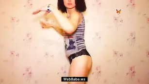 Симпатичная пассия ksu ksu танцует перед камерой