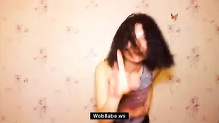 Симпатичная пассия ksu ksu танцует перед камерой
